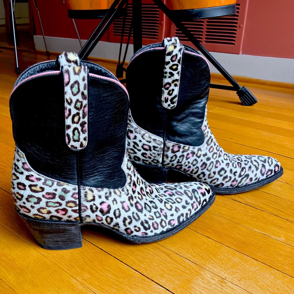 Allen’s women’s mid-rise cowboy boots with leopard print cowhide, size 9.5